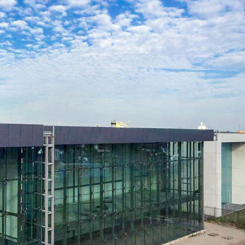 Bâtiment de hall d'exposition à ossature en acier avec mur de verre