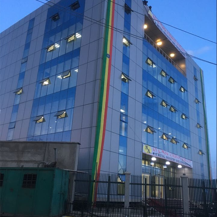 Immeuble de bureaux multicouche à structure métallique préfabriquée