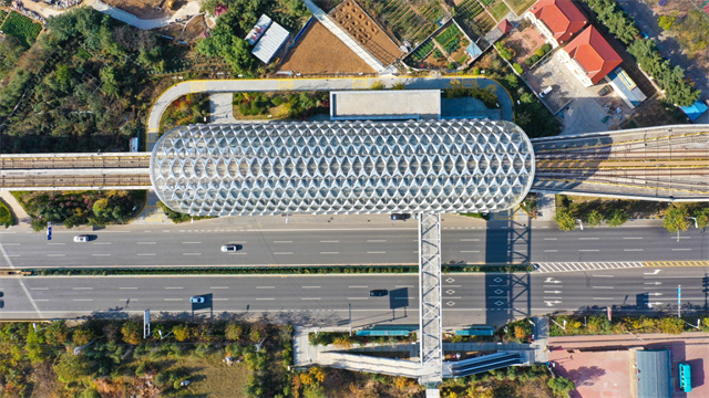  Projet de pont piétonnier pour métro léger sur rail