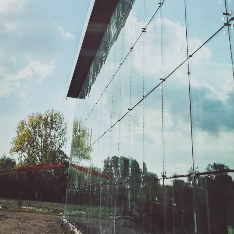 Bâtiment de hall d'exposition à ossature en acier avec mur de verre